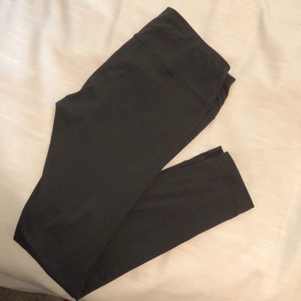 Grey leggings.